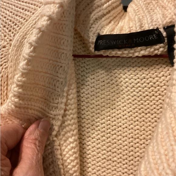 Beautiful sweater with fitted back, sculpted pockets. - Picture 5 of 7